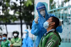 Một shipper làm xét nghiệm Covid-19.