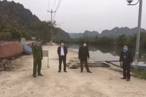 Lực lượng chức năng chốt chặn du khách tại chùa Hương.