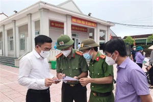 Lực lượng Công an huyện Thạch Hà triển khai lập chốt phong tỏa khu vực có người nhiễm Covid-19.