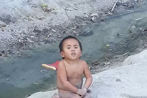 Em bé Mường Lát từng không một mảnh vải che thân giữa trời giá rét giờ ra sao?