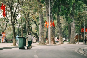 Hà Nội là hình ảnh chị lao công chăm chỉ của chàng trai Lưu Thanh Đông.