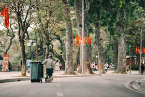 Hà Nội là hình ảnh chị lao công chăm chỉ của chàng trai Lưu Thanh Đông.