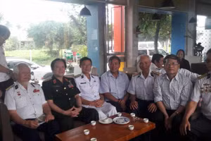 Nhà văn Lê Hoài Nam (thứ 3 từ phải sang) và các cựu chiến binh.