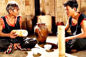 Nghệ nhân Chamaléa Âu đang truyền dạy cách làm và đánh đàn Chapi cho con trai.