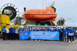 Những tình nguyện viên tham gia “Mùa hè xanh” tại huyện đảo Bạch Long Vĩ.