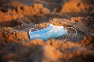 Khẩu trang bị vứt bừa bãi ở khắp nơi.