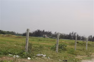 Hạng mục duy nhất được chủ đầu tư xây dựng trên dự án trăm tỷ là đóng cọc bê tông rào thép gai bao quanh khu đất.