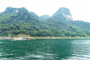 Khung cảnh sông Đà trong xanh chảy qua Mường Tè. 