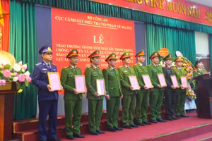 Thiếu tướng Nguyễn Văn Viện trao khen thưởng cho cá nhân, tập thể có thành tích xuất sắc.