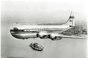 Chiếc Boeing 377 Stratocruiser trên bầu trời San Francisco.