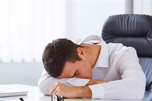 Làm việc quá sức sẽ khiến cơ thể mệt mỏi.