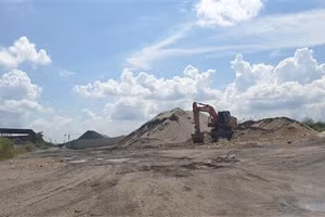 Bãi vật liệu xây dựng chềnh ềnh ngay bãi ngoài giáp Cụm công nghiệp Hà Khánh.