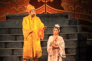 Vở tuồng “Làm vua” của Nhà hát Tuồng Việt Nam đặt ra nhiều vấn đề thời sự về trách nhiệm của người đứng đầu quốc gia. Ảnh: Bình Thanh.