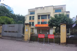 Cơ quan chức năng đã tạm phong tỏa Phòng công chứng số 3 trên phố Duy Tân.