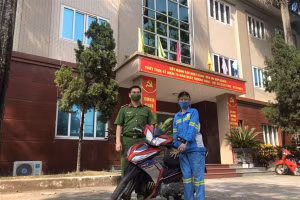 Hình ảnh nữ lao công được Công an quận Nam Từ Liêm tặng xe máy.