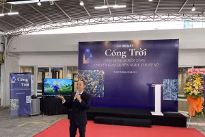 Ra mắt Cổng Trời, tại Hội Mỹ thuật TPHCM. Ảnh: IT