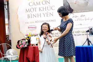 Nhà văn Võ Thu Hương cùng con gái - trong dịp ra mắt sách “Cảm ơn một khúc bình yên”.