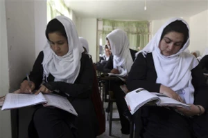 Nữ sinh Afghanistan đeo hijab khi đến trường.