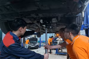 ThS Lê Hữu Chúc đam mê nghiên cứu bên những cỗ máy đầy dầu mỡ.