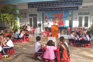 Học sinh Trường Tiểu học Ninh Hiệp 3 sinh hoạt ngoại khóa tuyên truyền về biển đảo.