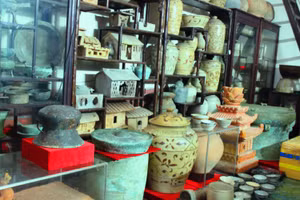 Cách bài trí cổ vật ở nước ta theo lối sắp đặt giống Trung Quốc.