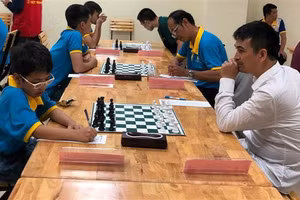 Khương Duy (trái) trong trận gặp Đại kiện tướng Cao Sang năm 2019.