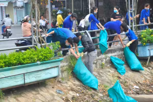 Đoàn viên thanh niên TP Cần Thơ tham gia vệ sinh môi trường trên kênh rạch. 