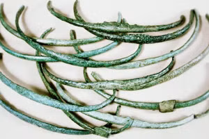 Phát hiện hơn 5.000 đồ kim loại dùng làm tiền hàng nghìn năm trước