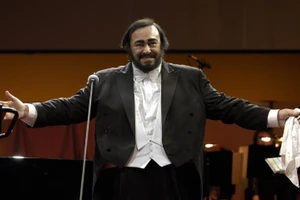 Pavarotti luôn cầm chiếc khăn tay trắng khi biểu diễn trên sân khấu.