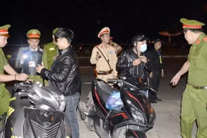 Lực lượng 911 kiểm tra hành chính người đi đường. Ảnh: Công an 