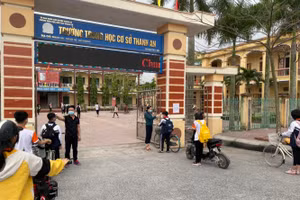 Học sinh Trường THCS Thanh An (Thanh Hà) được đo thân nhiệt trước khi vào trường. Ảnh: NTCC