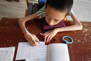 Yifan ôn luyện cho kỳ thi đại học gaokao.