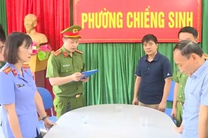 Ngô Phúc Thái (ngoài cùng bên phải) - Chủ tịch HĐQT, Giám đốc Công ty Cổ phần xây dựng Thanh Tâm bị khởi tố, bắt giam về tội Lừa đảo chiếm đoạt tài sản.