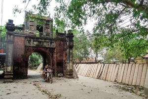 Cổng làng Thổ Hà.