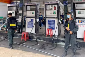 Lực lượng chức năng phong tỏa cây xăng nghi tiêu thụ xăng giả.