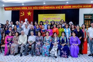 Đoàn nữ nhà văn, nhà thơ Hội Nhà văn Việt Nam giao lưu với UBND thị xã Sơn Tây và văn sĩ Sơn Tây.