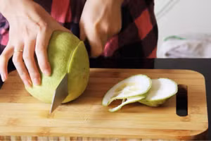 Bổ bưởi kiểu này ai dám rước về làm dâu