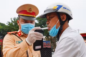 Lực lượng CSGT Công an TP Hà Nội kiểm tra nồng độ cồn lái xe.