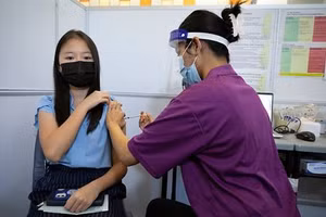 Học sinh Singapore tiêm chủng vào ngày 3/6.