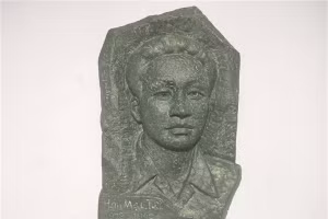 Phù điêu chân dung Hàn Mạc Tử do Võ Ngọc Lân tạc bằng composite. Ảnh: Phanxipăng.