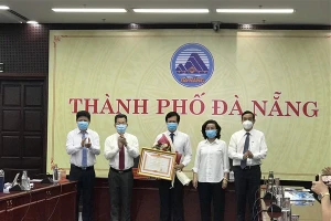 Trung tâm Kiểm soát bệnh tật TP Đà Nẵng đón nhận Bằng khen của Thủ tướng Chính phủ, nhờ triển khai tốt, sáng tạo trong quá trình tổ chức xét nghiệm.