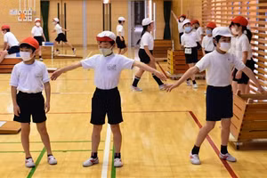 Học sinh Nhật Bản không muốn tháo khẩu trang vì dịch Covid-19.