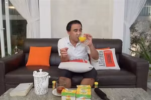 Nghệ sĩ Quyền Linh quảng cáo sản phẩm hỗ trợ điều trị tận gốc các tế bào ung thư và dùng ngay trong video.