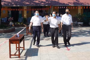 Ông Nguyễn Văn Phương - Chủ tịch UBND tỉnh Thừa Thiên - Huế kiểm tra công tác phòng, chống dịch bệnh tại các địa phương.