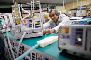 Ông Trần Ngọc Phúc bên công trình nghiên cứu của mình.