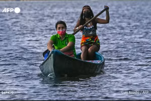 Cô Bouche (ngồi đằng trước) đi thuyền đến dạy học sinh.