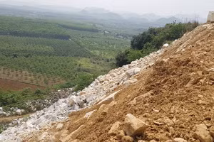 Khu vực đổ thải có nguy cơ sạt lở cao nếu gặp mưa lũ.