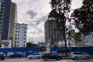 Khu đất quốc phòng tại số 7-9 Tôn Đức Thắng hiện vẫn bỏ không chưa sử dụng sau nhiều năm được giao. 