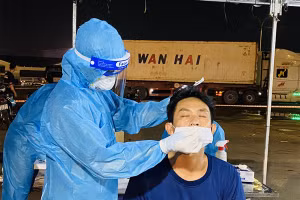 Người dân không nên chủ quan dù tự xét nghiệm cho kết quả âm tính.