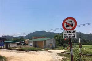 14 đường ngang qua đường sắt tại xã Đức Liên (huyện Vũ Quang) không có rào chắn, đèn tín hiệu cảnh báo…